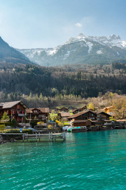 lago di brienz durante il giorno del sole - brienz bernese oberland village lake foto e immagini stock