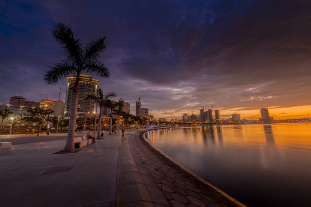 luanda alacakaranlık içinde - angola stok fotoğraflar ve resimler