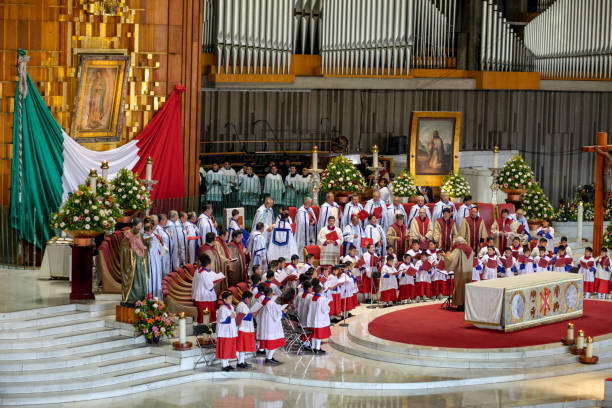 ołtarz główny w bazylice w guadalupe podczas uroczystej mszy św. - festival of the virgin of guadalupe obrazy zdjęcia i obrazy z banku zdjęć