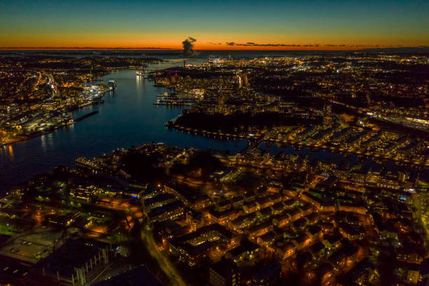 opinião aérea da skyline da cidade de gotemburgo durante a hora dourada - gothenburg city urban scene illuminated - fotografias e filmes do acervo