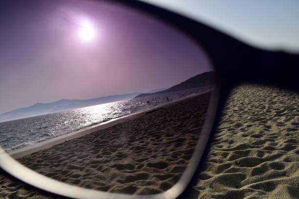 polarisiertes bild eines strandes durch eine sonnenbrille. - polarizer stock-fotos und bilder