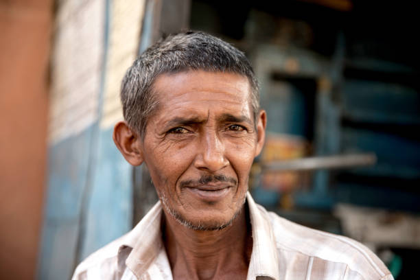 indian man portrait outdoors - old men asian ethnicity indian culture imagens e fotografias de stock