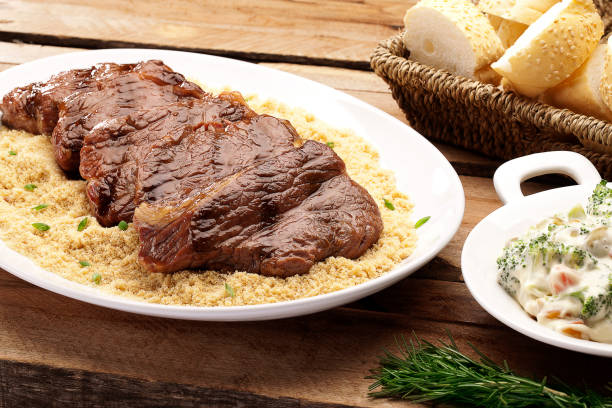 филе с фарофой на деревянном фоне - steak filet mignon beef fillet steak стоковые фото и изображения