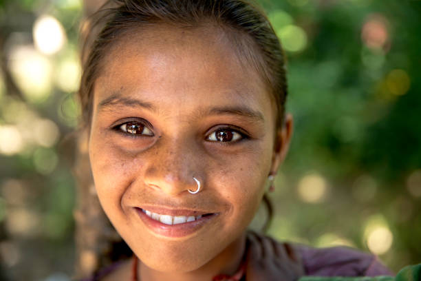 petit portrait de fille indienne mignonne - hinduism teenager female indian ethnicity photos et images de collection