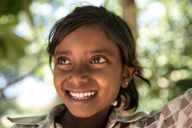 little cute indian girl portrait - poverty india child little girls stock-fotos und bilder