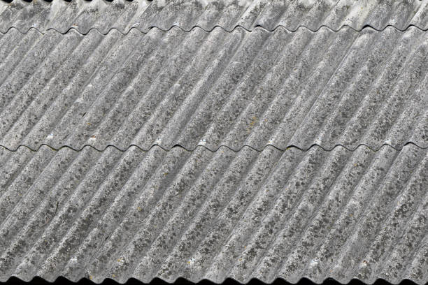 asbesto no telhado da casa - amianto telhado eternit - fotografias e filmes do acervo