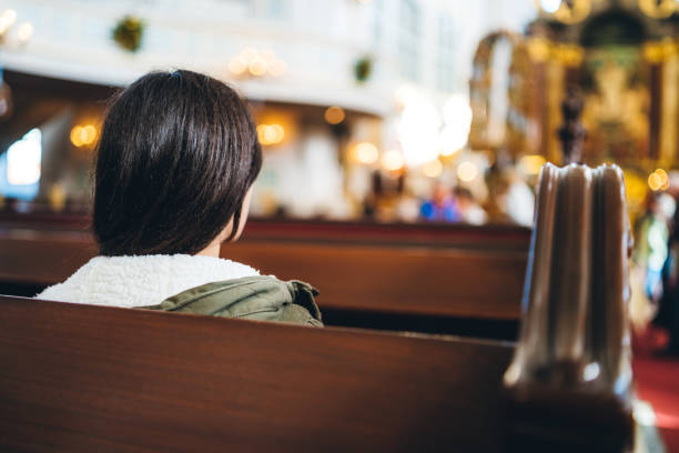 sur une messe d’église - banc déglise photos et images de collection