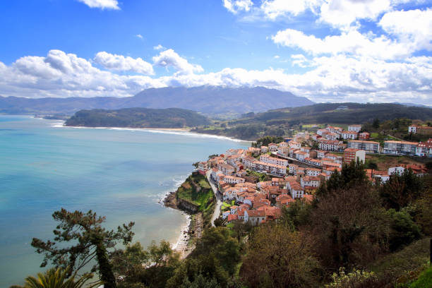 vista principal da vila de lastres, dos lugares os mais bonitos na região de asturias em spain. - aldeia de lastres - fotografias e filmes do acervo
