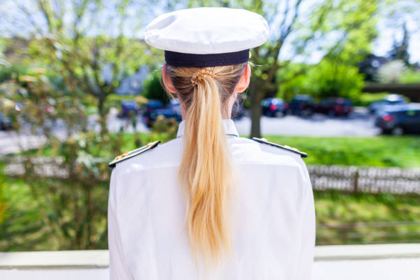 женщина в военной форме немецкого бундесвера - navy officer armed forces saluting стоковые фото и изображения