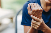 junge-frau-mit-schmerzen-in-der-schulter