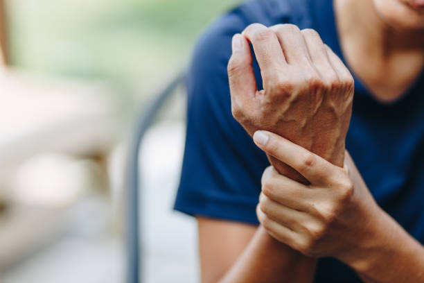 giovane donna con dolore alla spalla, dolore nel corpo umano, sindrome dell'ufficio, concetto di assistenza sanitaria - artrite foto e immagini stock