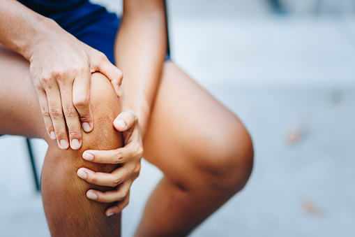 mujeres jóvenes dolor de rodilla, concepto de salud photo