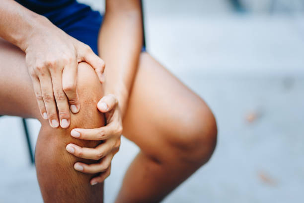 young women knee ache, healthcare concept - sprain imagens e fotografias de stock