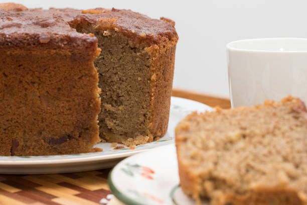 comida saudável. bolo de farinha do integral caseiro da maçã e das porcas. - whole cake fotos - fotografias e filmes do acervo