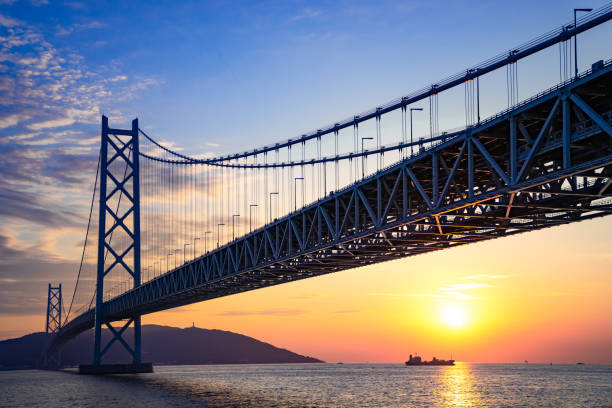 grande ponte che splende al sole al tramonto - kobe bridge japan suspension bridge foto e immagini stock