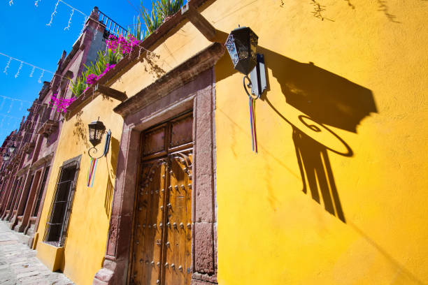 messico, edifici colorati e strade di san miguel de allende nel centro storico della città - mexico san miguel de allende wall road foto e immagini stock