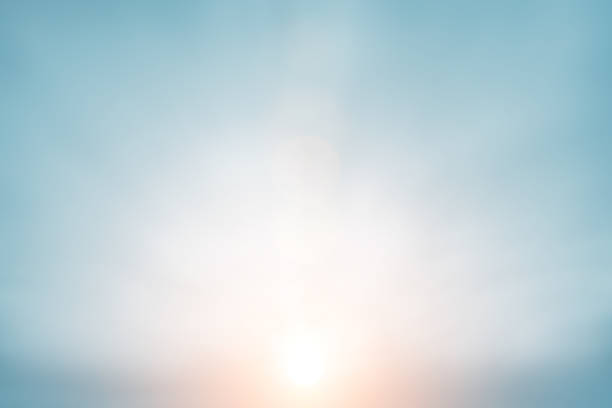 ciel de nuages de soleil pendant le fond de matin. bleu, blanc ciel pastel, lentille focale douce lumière du soleil. abstrait flou cyan dégradé de nature paisible. vue ouverte sur les fenêtres beau printemps d’été - open sky cloudscape cloud photos et images de collection