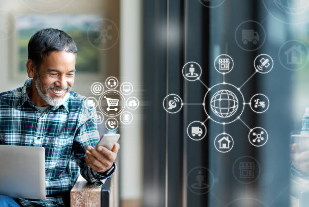 Asian or Hispanic man using smartphone mobile payment shopping online with icon customer network connection on screen and connecting with omni channel system. Older man is satisfied with CRM system hombre asiático o hispano utilizando el teléfono inteligente de pago móvil de compras en línea con el icono de conexión de red del cliente en la pantalla y la conexión con el sistema omni channel. el hombre mayor está satisfecho con el sistema crm