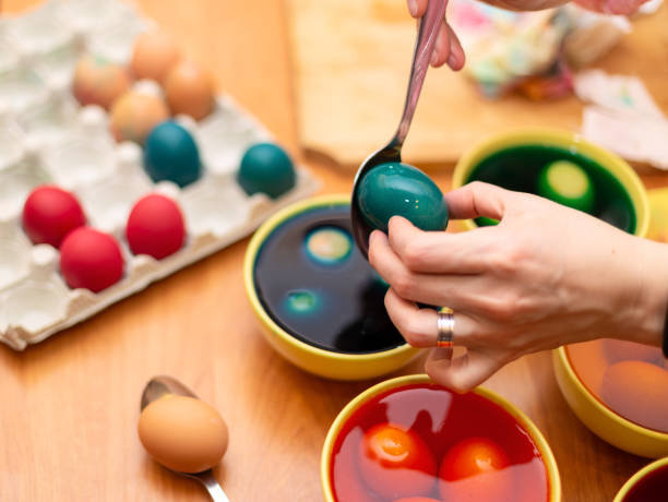 easter egg dying process - matéria corante imagens e fotografias de stock