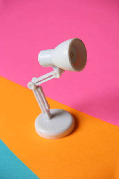 lámpara blanca flexible en papel color - foto de stock