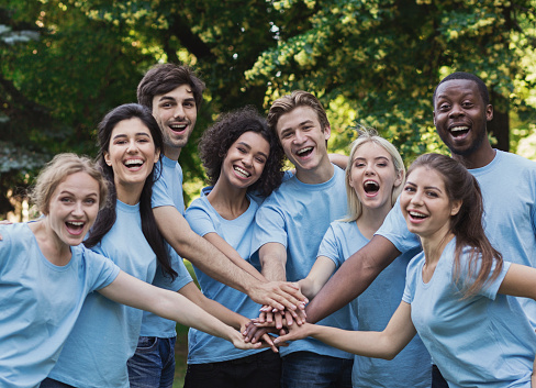 Jóvenes voluntarios felices reunión al aire libre en el Parque photo