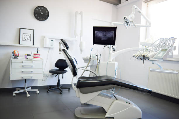 schuss der mit professionellen zahnarztgeräte - dental equipment chair dentist office dentists chair stock-fotos und bilder