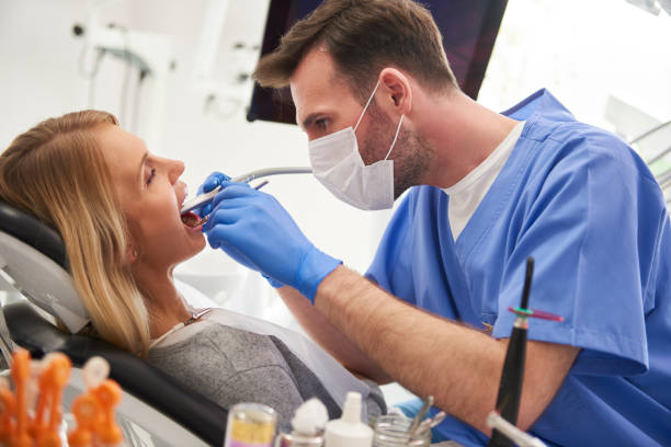 치과 교 련 및 치과 거울을 사용 하 여 집중 된 정 충 학자 - dental equipment dental drill dentist surgical mask 뉴스 사진 이미지