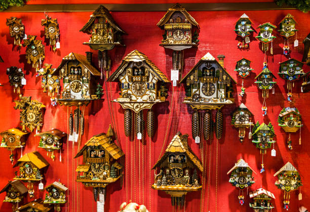 horloges de coucou en bois vintage dans la boutique munich, allemagne - cuckoo clock clock german culture antique photos et images de collection