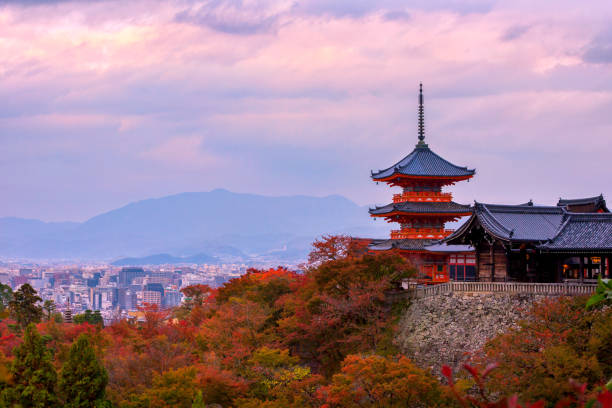 alba sulla pagoda di sanjunoto e sul tempio kiyomizu-dera nella stagione autunnale, kyoto - shinto japan temple nature foto e immagini stock