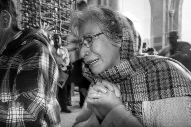 starsza kobieta żarliwie modli się wewnątrz starożytnej bazyliki guadalupe w meksyku - festival of the virgin of guadalupe obrazy zdjęcia i obrazy z banku zdjęć