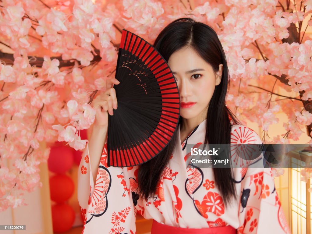 Retrato De La Atractiva Mujer Vistiendo Kimono Japonés Tradicional Sonriendo A La Cámara Belleza Oriental Foto de stock y más banco de imágenes de Abanico - iStock