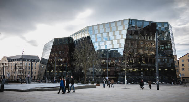 modern building of the freiburg university library - black forest forest sky blue imagens e fotografias de stock