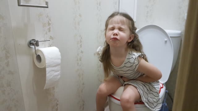 Папа дочку в туалете. Девочка на унитазе. Маленькая девочка какает в унитаз. Девочки сидят на унитазе.