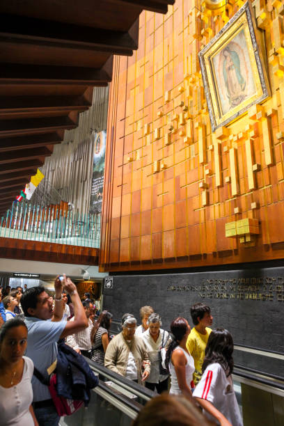 pielgrzymi oddają hołd oryginalnemu obrazowi matki boskiej z guadalupe wewnątrz bazyliki - festival of the virgin of guadalupe obrazy zdjęcia i obrazy z banku zdjęć