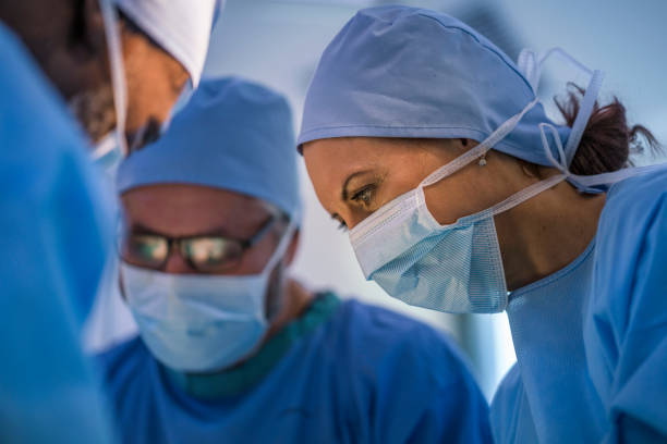 응급실에서 작동 하는 자신감 있는 외과 의사 - scrubs expertise focus confidence 뉴스 사진 이미지