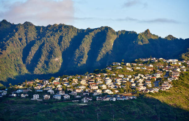 kaneohe town and mountain range o zachodzie słońca, hawaje, stany zjednoczone - honolulu oahu vacations park zdjęcia i obrazy z banku zdjęć