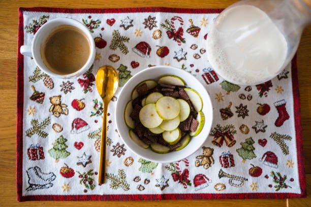 schokoladenschredzen mit birne - shreddies stock-fotos und bilder