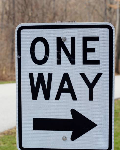 um caminho - one way street sign - fotografias e filmes do acervo