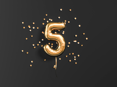 Cinco años de cumpleaños. Número 5 globo de papel volador photo