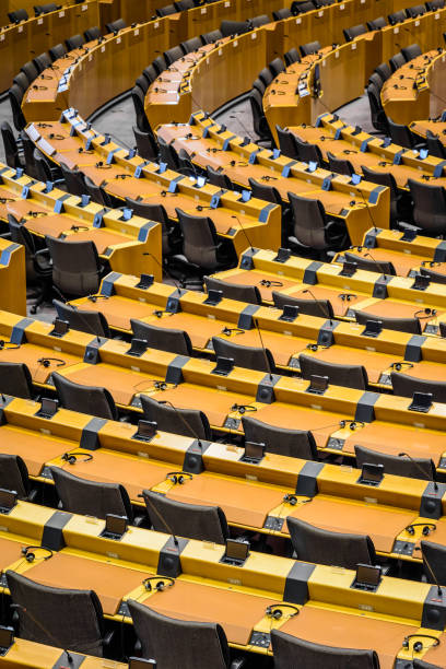 vista de alto ángulo sobre el hemiciclo del parlamento europeo en bruselas, bélgica. - european community audio fotografías e imágenes de stock