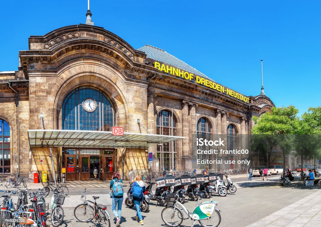 Fachada De La Estación Central De Trenes Y Autobuses Hauptbahnhof En La
