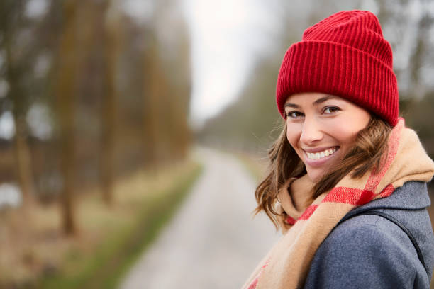mulher bonita no inverno - scarf women hat warm clothing - fotografias e filmes do acervo