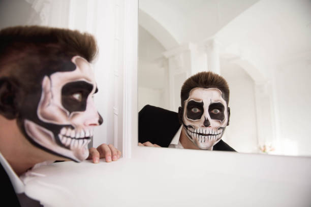 Máquina de recepción elemento conservador Hombre Con Maquillaje Halloween Dibujando Un Vampiro Esqueleto Foto de  stock y más banco de imágenes de Maquillaje de teatro - iStock