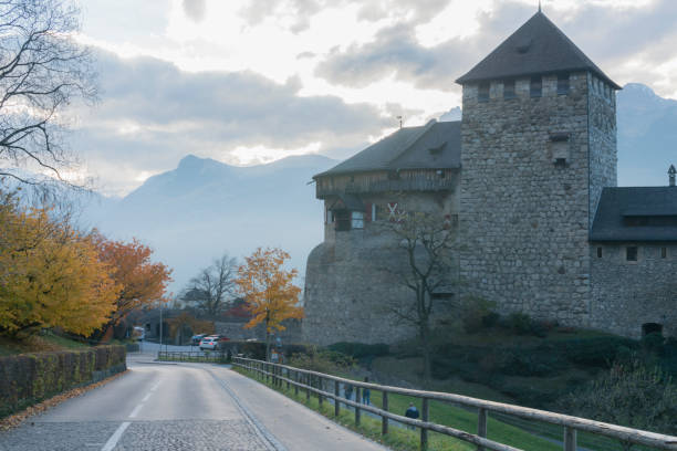 coire suisse vieux château de pierre de tradition avec de belles convergent de paysage de montagne - graubunden canton mountain travel valley photos et images de collection