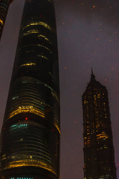 lujiazui district nigth scene, shanghai, chine - skyscraper low angle view city urban scene photos et images de collection