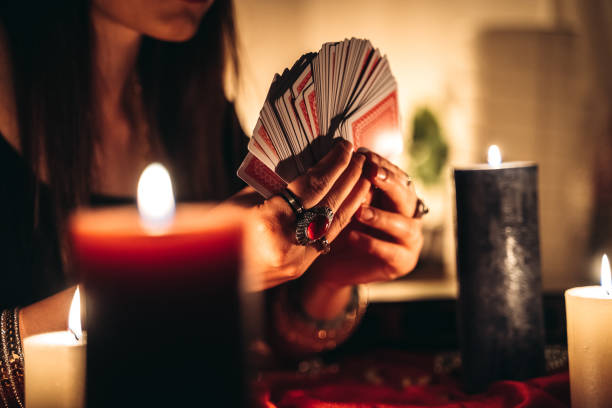 fortune teller reading tarot - information medium imagens e fotografias de stock