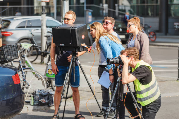 fotografar um filme ou filme na rua da cidade de berlim - programa de televisão - fotografias e filmes do acervo