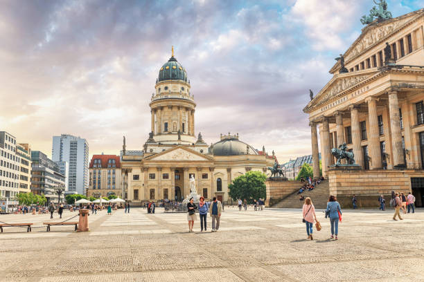 歴史あるベルリン中心部の有名なジャンダルメンマルクト広場とドイツ大聖堂ドムの眺め - berlin germany gendarmenmarkt schauspielhaus germany ストックフォトと画像