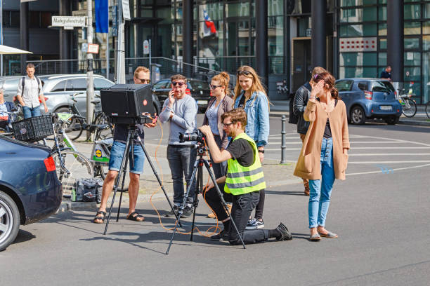 fotografar um filme ou filme na rua da cidade de berlim - programa de televisão - fotografias e filmes do acervo