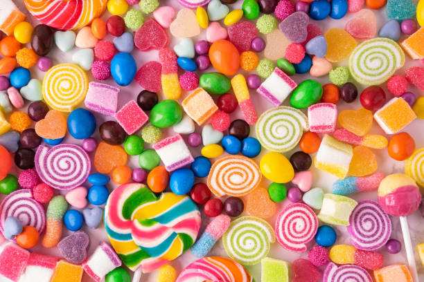 lollipops bonbons und süßes zuckergelee bunt - süßigkeit stock-fotos und bilder